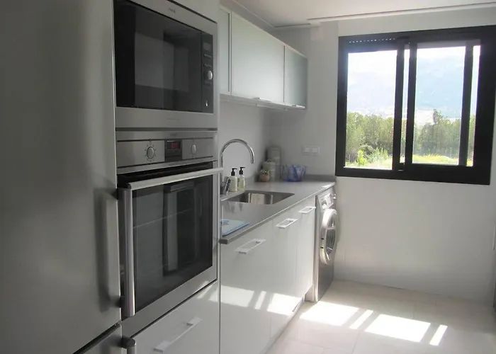- Sleeps 4 Community Pool & Parking